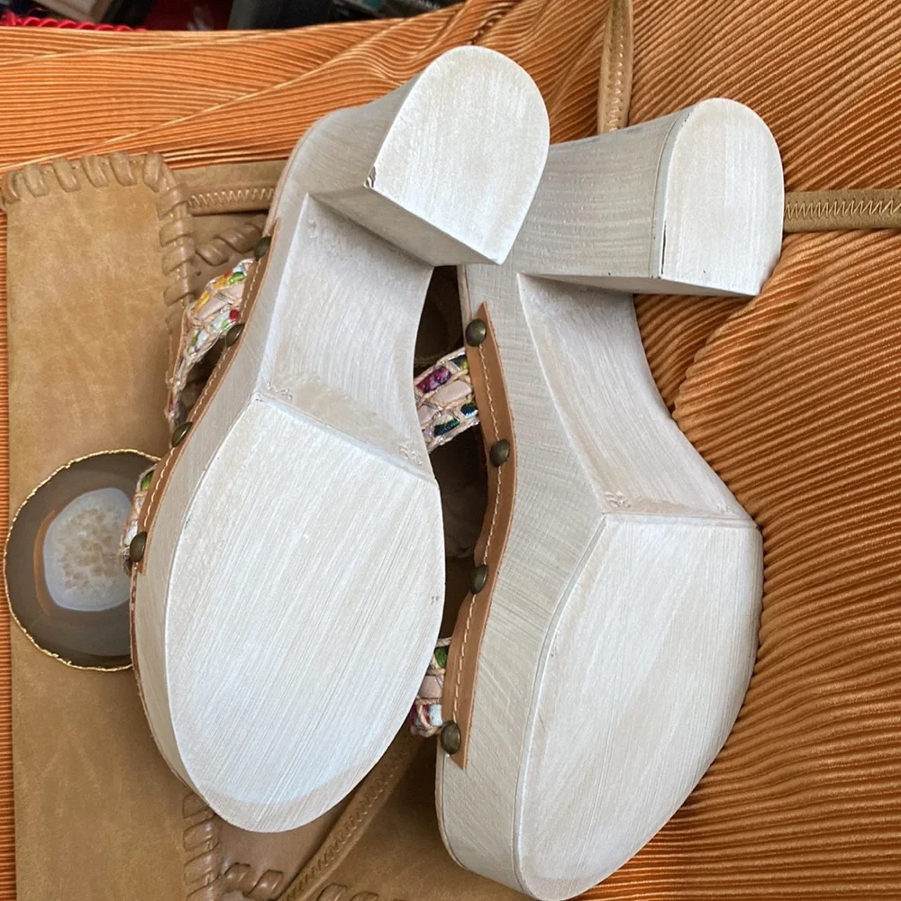 Vintage wooden heels Sbicca shoes! Glam and chic meet! - Picture 13 of 14